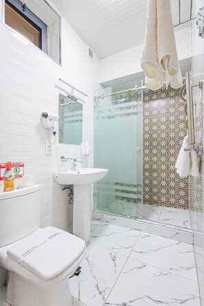 Habitación clásica con 2 camas individuales, vistas a la ciudad | Baño