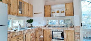 Private kitchen - Spacious villa with pool, sleeps 10, at the foot of Mount Etna, 20 km from Catania (Ragalna)