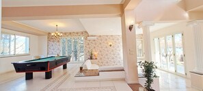 Games room - Spacious villa with pool, sleeps 10, at the foot of Mount Etna, 20 km from Catania (Ragalna)