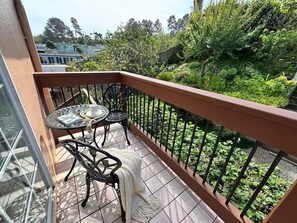 Outdoor dining - Luxury 3B2B Home with Romantic Spa Suite+Grand Piano+Level 2 EV Charging near SF (Daly City)