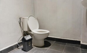 Standard Double Room | Bathroom - Escotel Krisnantara Canggu (Canggu)