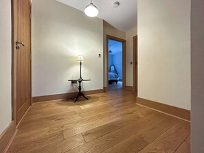 Interior - The Annexe - UK51362 (Dollar)