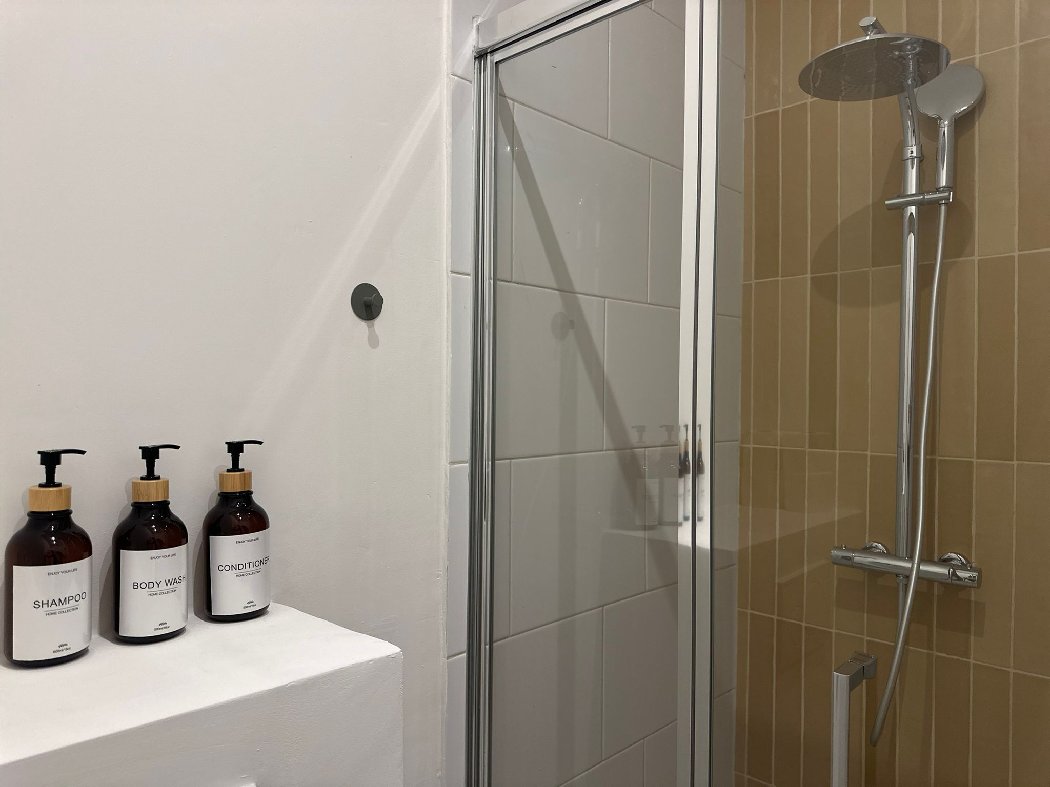 Basic Apartment | Bathroom