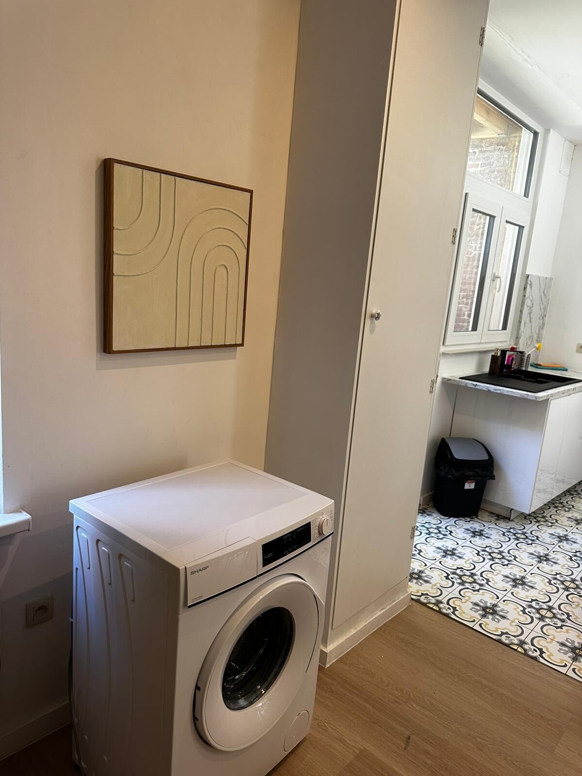 Eenvoudig appartement | Badkamer | Een douche, gratis toiletartikelen, een haardroger, handdoeken