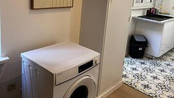 Eenvoudig appartement | Badkamer | Een douche, gratis toiletartikelen, een haardroger, handdoeken