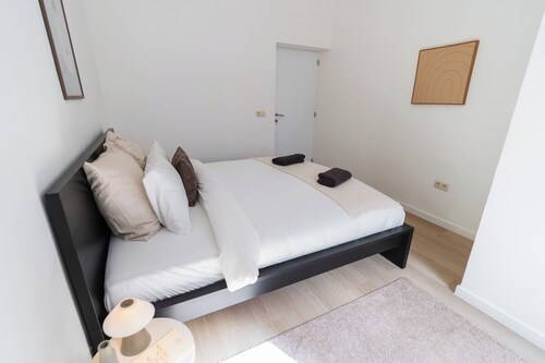 Central Ghent Stylish 1BR&1LR Apt WIFI