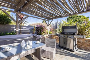 Outdoor dining - Villa Anja Agde Heated Pool & Jacuzzi  Family Villa (Agde)