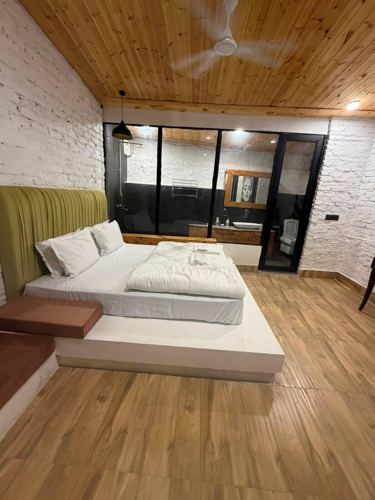 Escritorio, espacio para trabajar con laptop y ropa de cama 