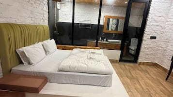 Suite | Desk, laptop workspace, bed sheets
