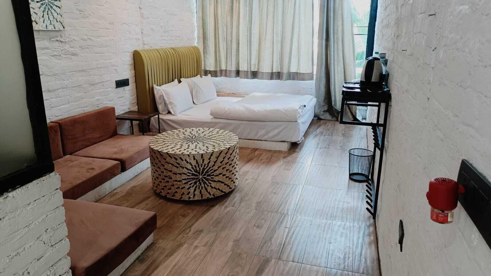 Escritorio, espacio para trabajar con laptop y ropa de cama 