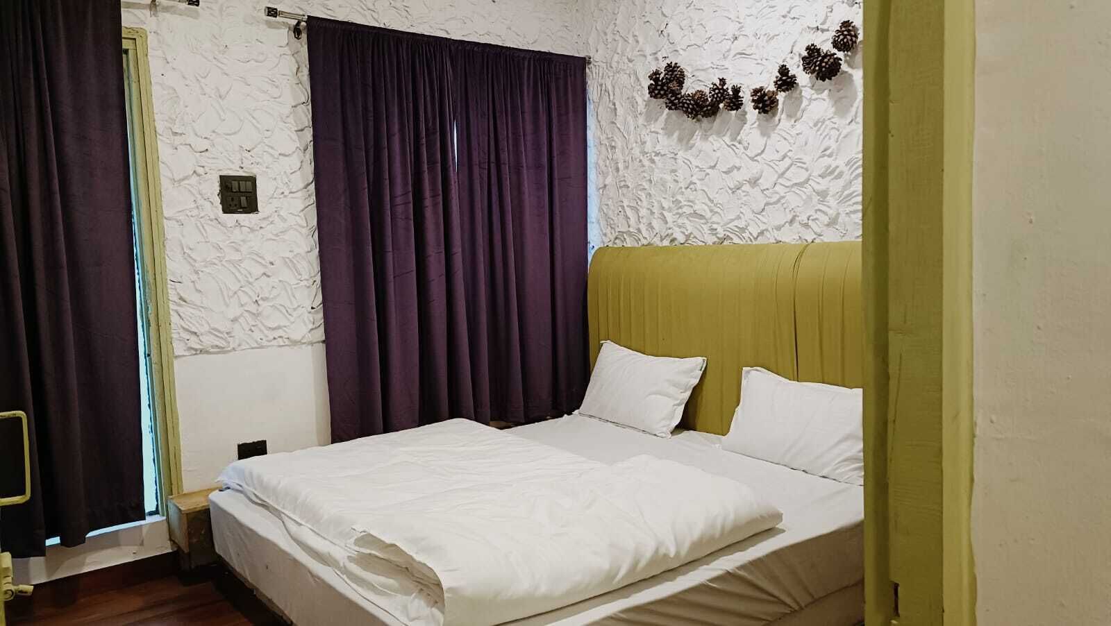 Escritorio, espacio para trabajar con laptop y ropa de cama 