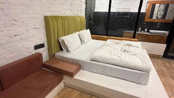 Suite | Desk, laptop workspace, bed sheets