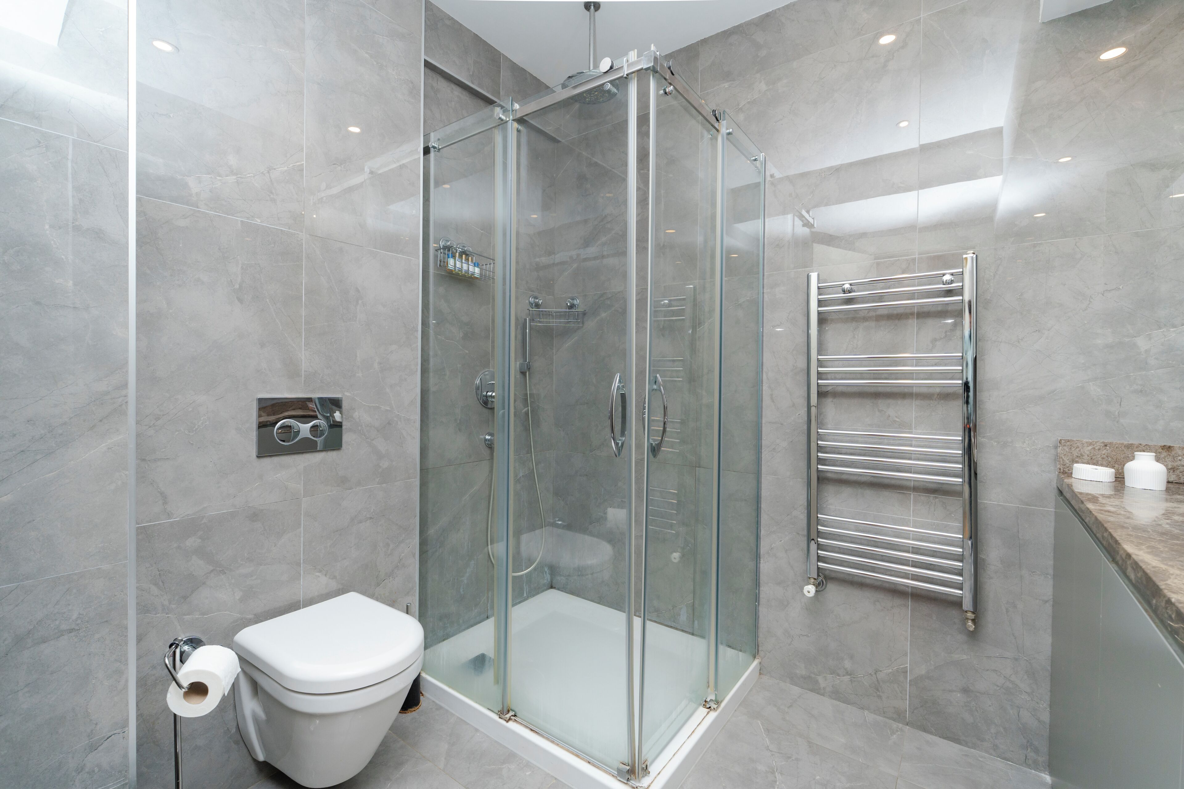 Sèche-cheveux, bidet, serviettes fournies, savon