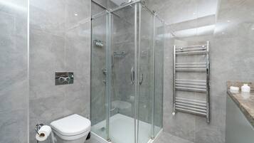 Sèche-cheveux, bidet, serviettes fournies, savon