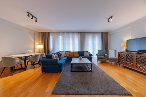 Spacious 3-bedroom apartment in amazing İstanbul with AC