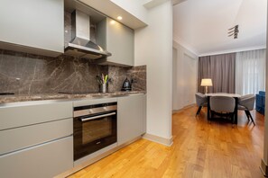 Private kitchen - Spacious 3-bedroom apartment in amazing İstanbul with AC (İstanbul)