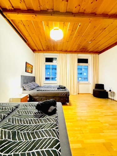 Spacious Private Room Near FAC Platz