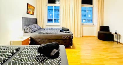 Spacious Private Room Near FAC Platz