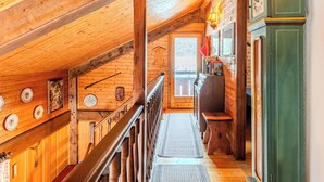 Ein Holzinnenraum mit einer Treppe, Holzwänden und einem grünen Schrank.