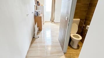 Basic-Apartment | Badezimmer | Dusche, kostenlose Toilettenartikel, Haartrockner, Handtücher