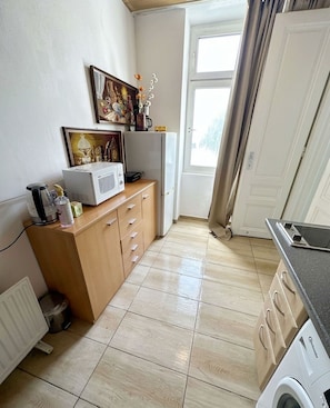 Basic-Apartment | Eigene Küche | Herdplatte, Wasserkocher, Kochgeschirr/Geschirr/Besteck