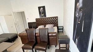 Une chambre moderne comprenant un lit, un canapé, une table à manger et une chaise.