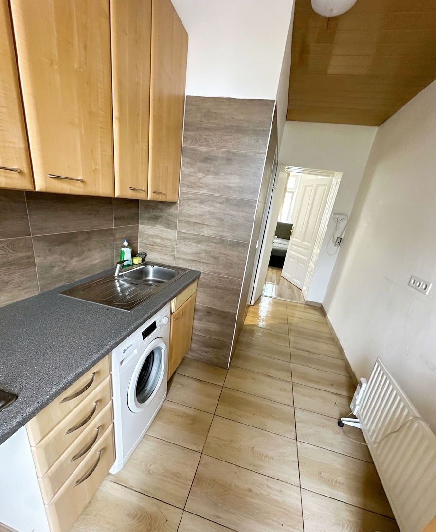 Apartamento básico | Cozinha privada | Cooktop, chaleira elétrica, talheres/pratos/utensílios de cozinha