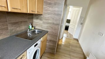 Basic-Apartment | Eigene Küche | Herdplatte, Wasserkocher, Kochgeschirr/Geschirr/Besteck