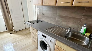 Basic-Apartment | Eigene Küche | Herdplatte, Wasserkocher, Kochgeschirr/Geschirr/Besteck