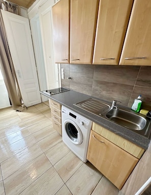 Basic-Apartment | Eigene Küche | Herdplatte, Wasserkocher, Kochgeschirr/Geschirr/Besteck