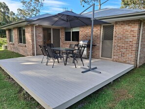 Outdoor dining - Idyllic Coastal Farm Stay: Perfect Holiday Home for a Family! (Narooma)