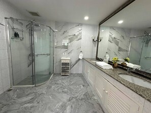 Shower - 5 Bedrooms Villa 5 min walk to Bangtao beach (Tambon Choeng Thale)