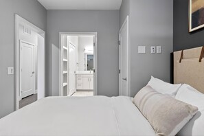 Free WiFi, bed sheets - Hillsboro Village Studio + Balcony | Near Vanderbilt, Belmont, Music Row (Nashville)