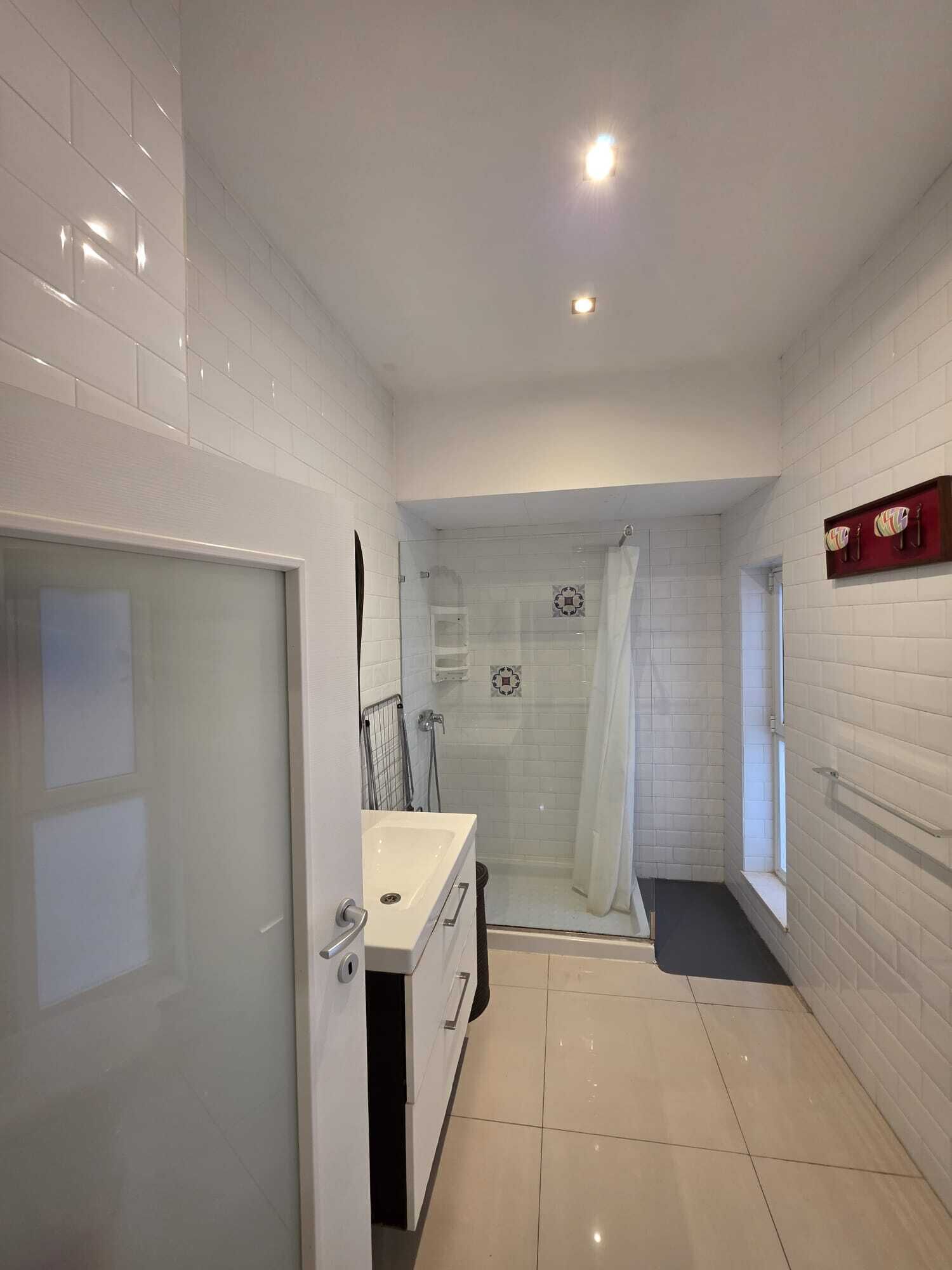 Secador de cabelo, toalhas de banho, sabonete, papel higiênico