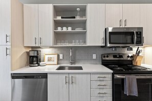 Frigorifero, microonde, forno, piano cottura