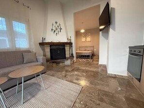 TV, fireplace