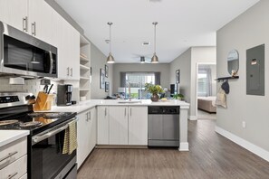 Kühlschrank, Mikrowelle, Ofen, Herdplatte