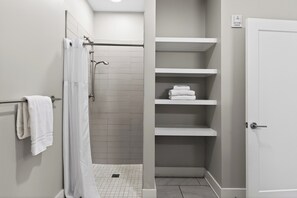 Shower, hair dryer, towels - ADA Near Vanderbilt + Music Row + Downtown Nashville | Hillsboro Village (Nashville)