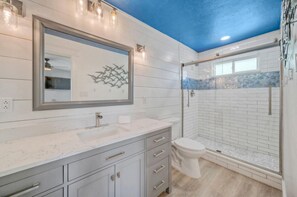 Shower, hair dryer, towels - Two Homes | Dual Pools + Poolside Bars + Golf Cart | 5 min to the Beach (Port Aransas)