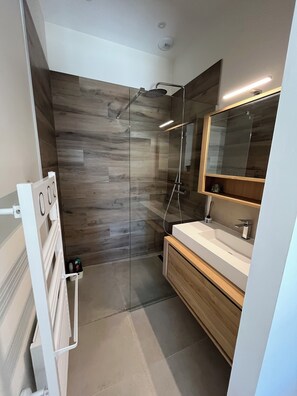 Hair dryer, towels, toilet paper - Contemporary Villa with Unobstructed View & Pool (Éguilles)