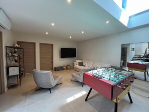 Game room - Contemporary Villa with Unobstructed View & Pool (Éguilles)