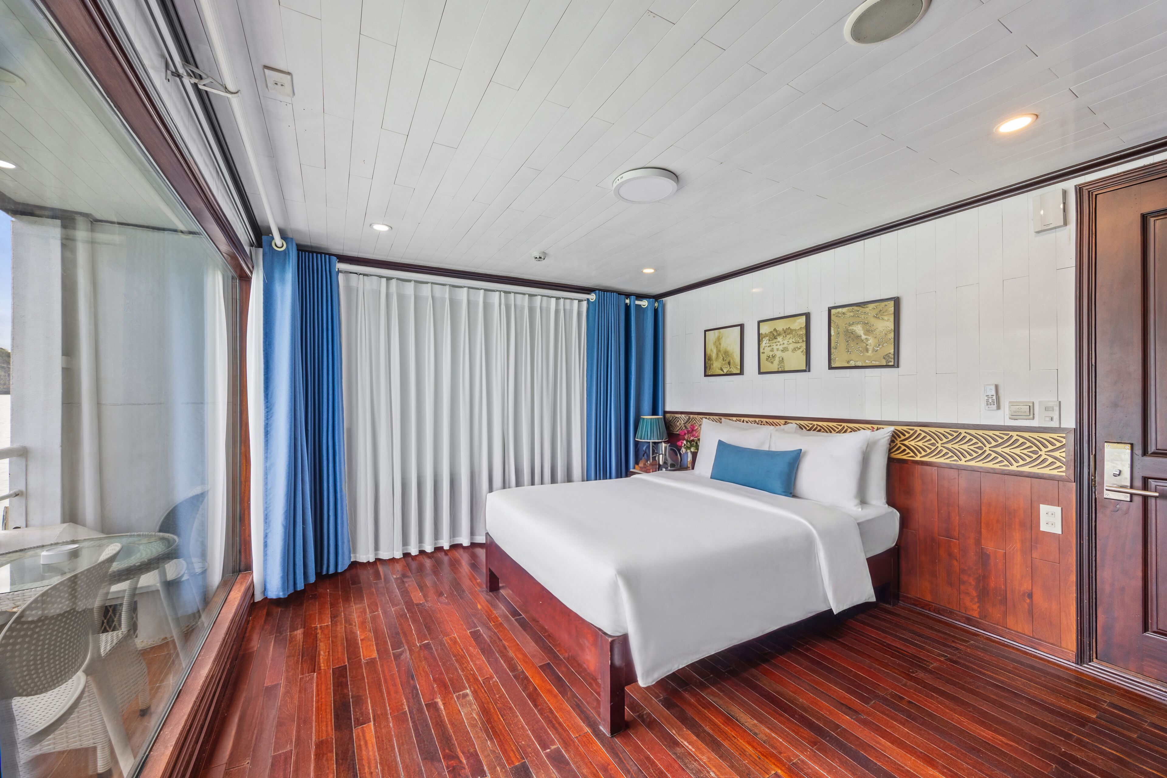Habitación Deluxe con 1 cama matrimonial o 2 individuales, balcón, vista al océano | Escritorio y wifi gratis 