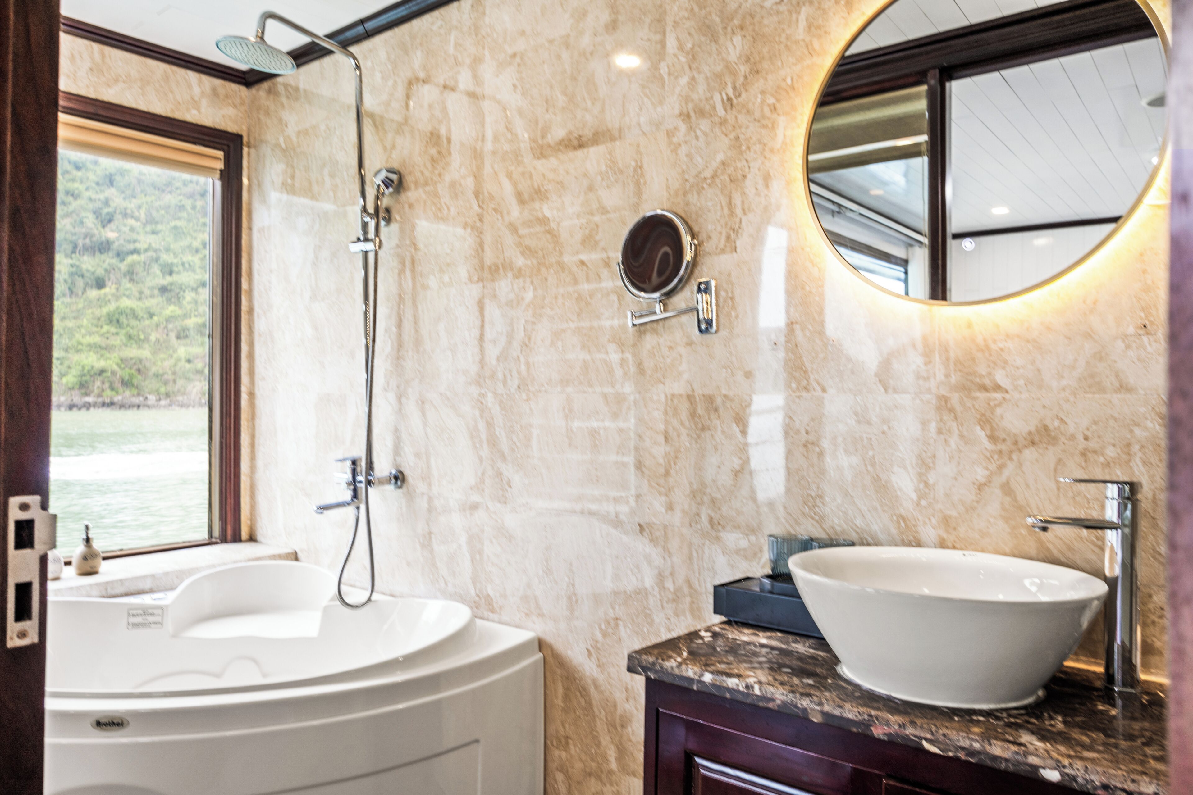 Quarto casal ou duplo luxo, sacada, vista para o oceano | Banheiro