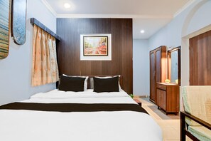 Une chambre à coucher avec un lit, une armoire, un miroir et un tableau encadré accroché au mur.