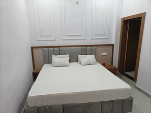 Double Room | Rollaway beds, free WiFi, bed sheets - Sunrise stay (Vrindavan)