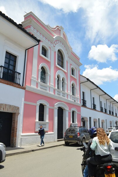 H4 Exceptional Location near Historic Center