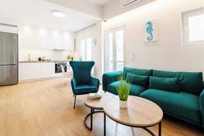 Living area - Lighthouse Plaster - Chic Apartment (Athina)