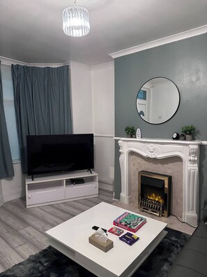 Living area - Spacious 3-Bed Home at the heart of Sheffield S2 (South Yorkshire)