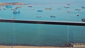 A coastal view with boats and a sandy beach. - شقة فندقية لعشاق الذوق الرفيع Luxury Flat In Miami with panoramic sea views (Alexandria Governorate)