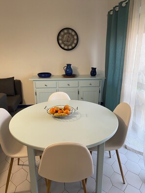 Dining - Apartment, beachfront, sea views. (Portimão)